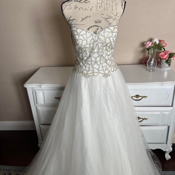 Stunning white and silver beaded gown - Picture 7 of 8